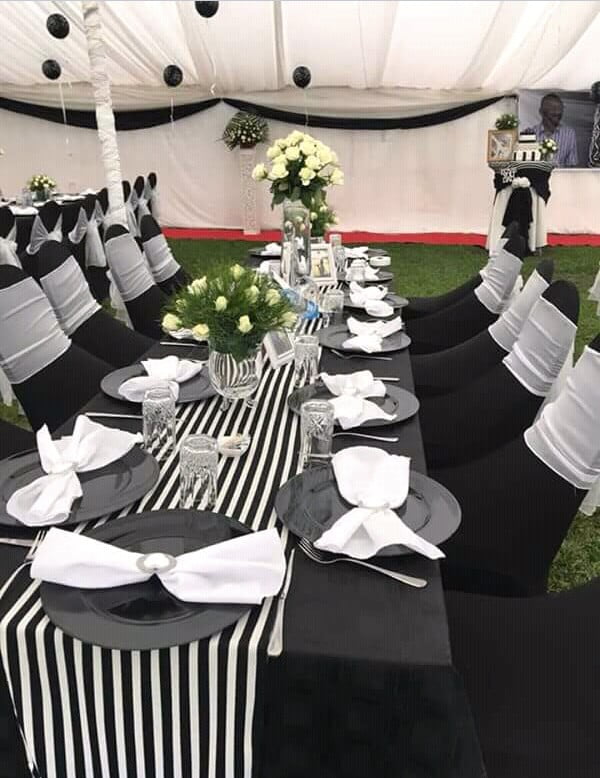 Black And White Table Decor With Fl, Black And White Table Settings